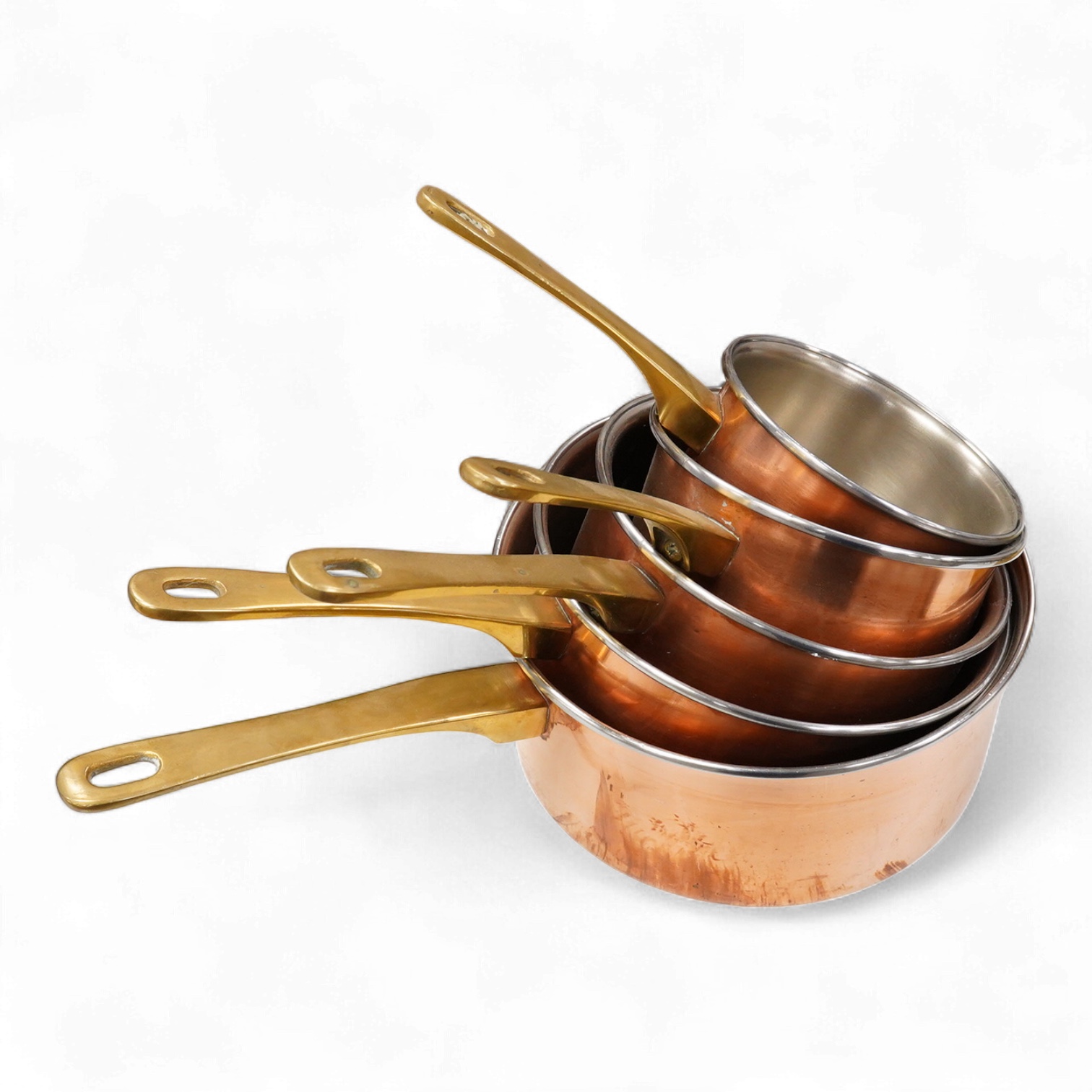 A graduated set of 5 copper brass handled sauce pans and a copper embossed and mahogany hanging rack